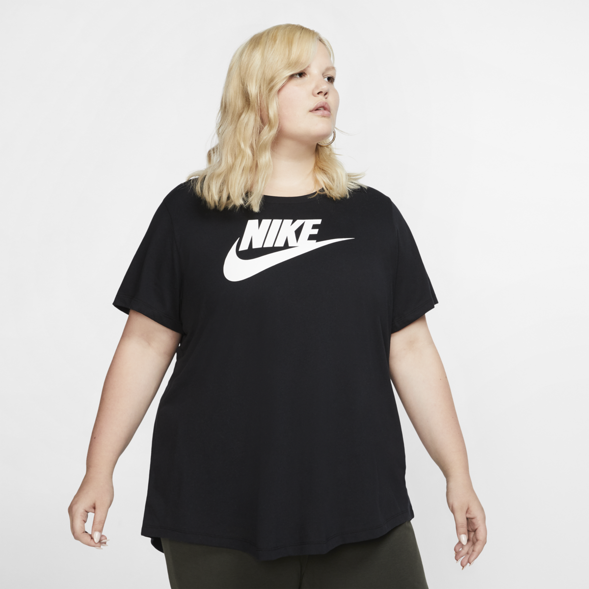 Nike Sportswear Essential T-shirt (Plus Size) til i Black/White til | SPORTMASTER